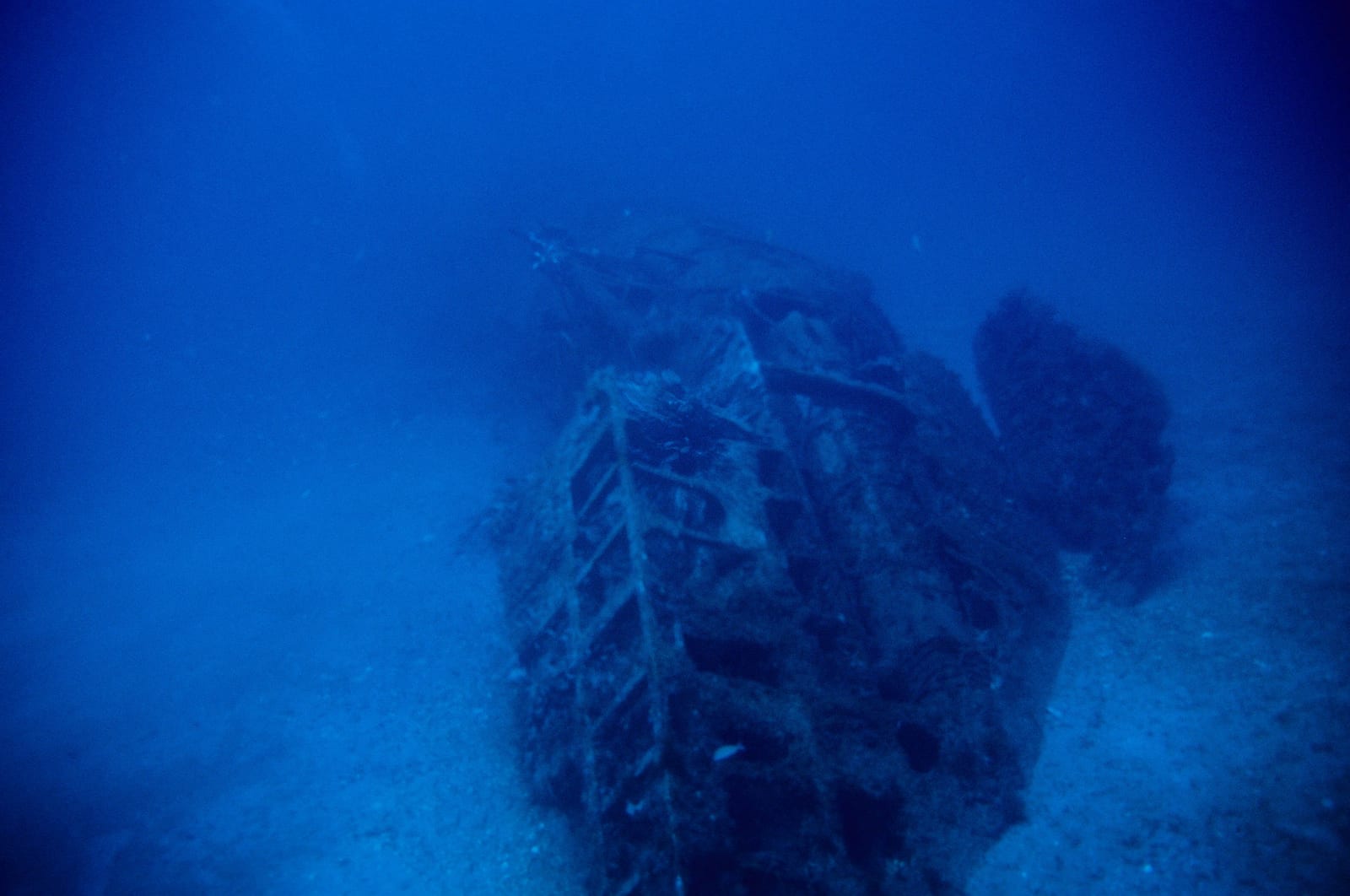 U-352 — Wikimedia Commons | License: CC-BY-SA-3.0 | Source: http://commons.wikimedia.org/wiki/Special:FilePath/U-352%20off%20Morehead%20City%2C%20NC.jpg