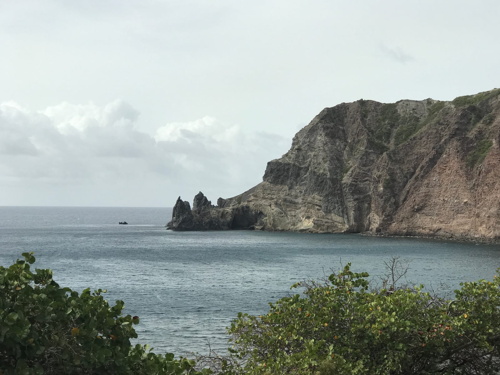 Well's Bay — Photo: CareAhLine | License: CC0 | Source: https://upload.wikimedia.org/wikipedia/commons/1/10/Wells_Bay%2C_Saba%2C_with_Torrens_Point_in_the_distance.jpg