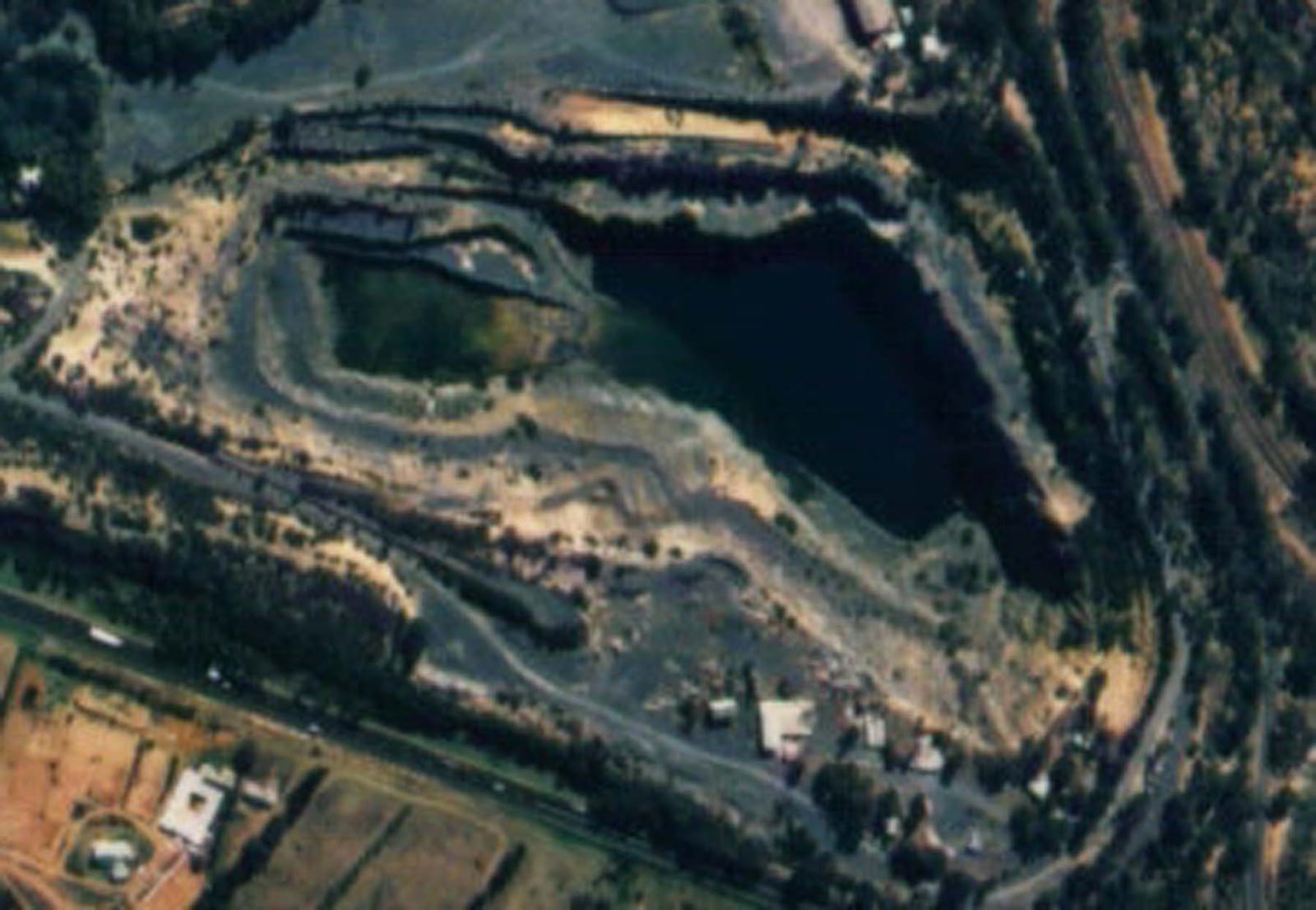 Blue Rock Quarry — Wikimedia Commons | License: CC-BY-SA-3.0 | Source: http://commons.wikimedia.org/wiki/Special:FilePath/Blue%20Rock%20Quarry%20Aerial%20view%20before%20filling%20994%20016%2006710%20crop.jpg