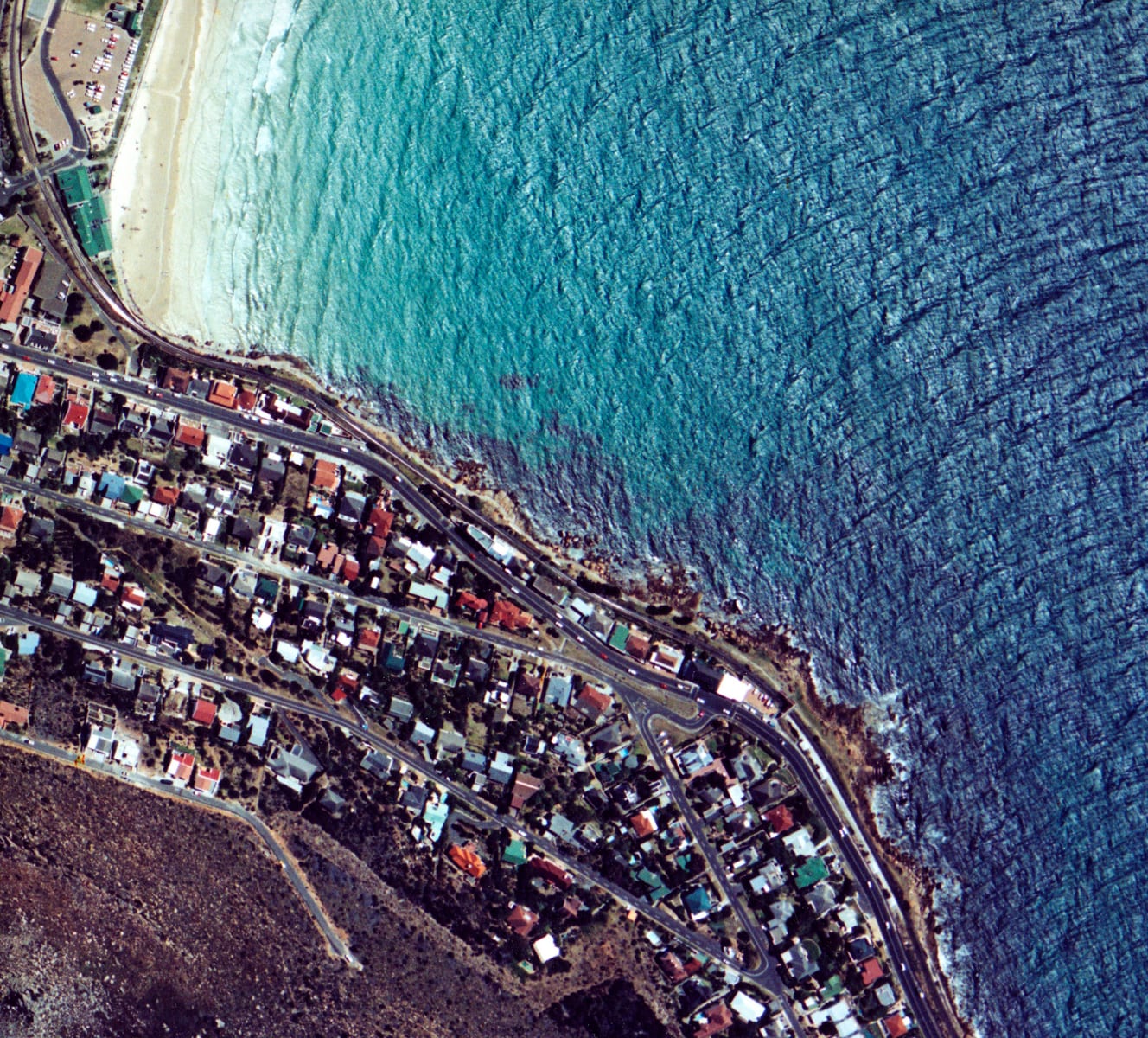 Sunny Cove — Wikimedia Commons | License: CC-BY-SA-3.0 | Source: http://commons.wikimedia.org/wiki/Special:FilePath/Sunny%20Cove%20300dpi%20crop.jpg