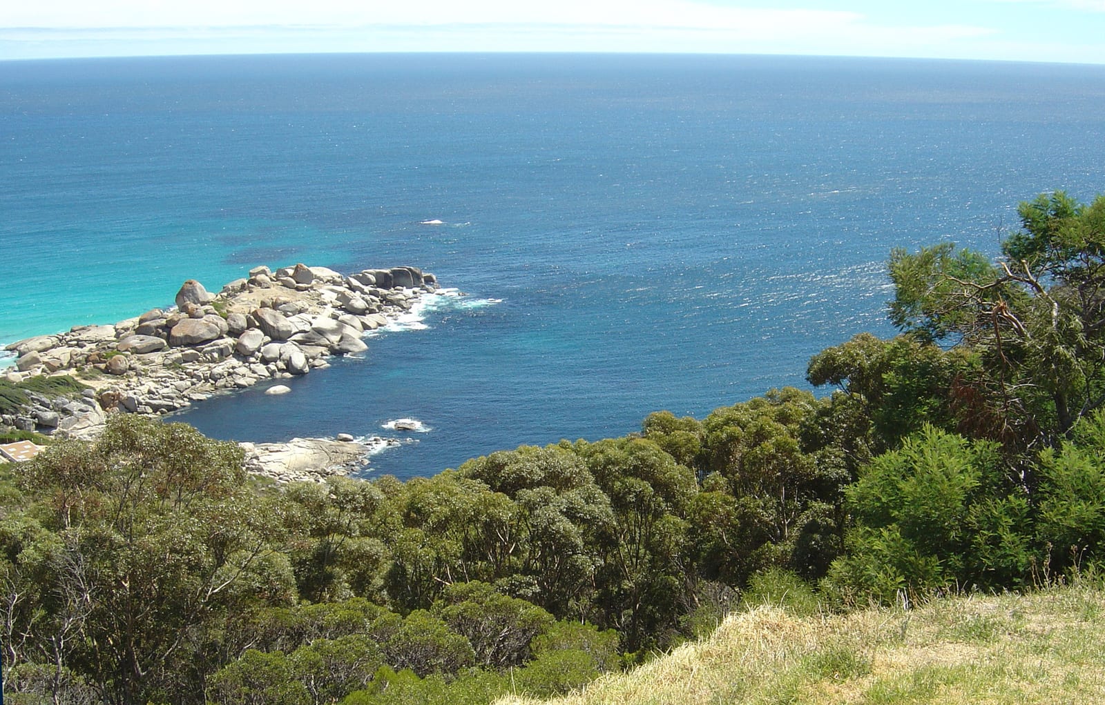 Logies Bay — Wikimedia Commons | License: CC-BY-SA-3.0 | Source: http://commons.wikimedia.org/wiki/Special:FilePath/Logies%20Bay%20from%20the%20M6.jpg
