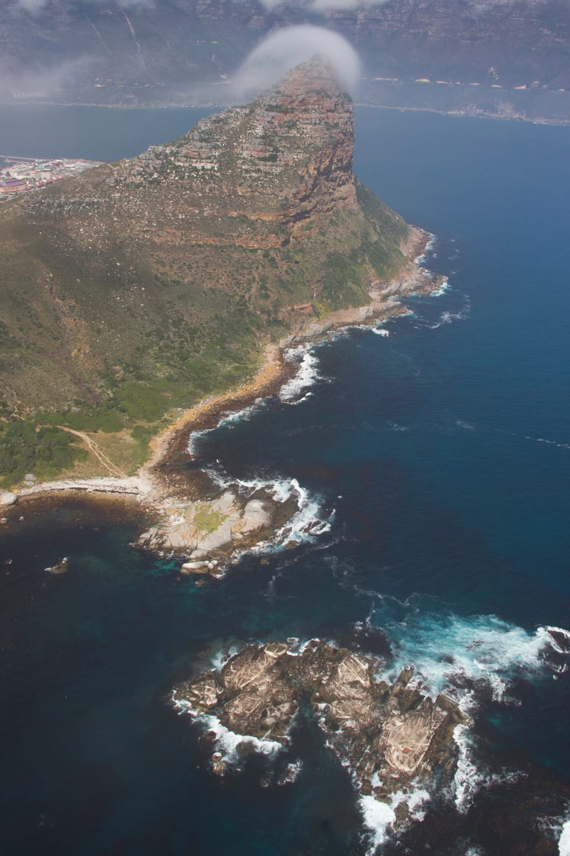 Duiker Island — Wikimedia Commons | License: CC-BY-SA-3.0 | Source: http://commons.wikimedia.org/wiki/Special:FilePath/Duiker%20Island%20and%20The%20Sentinel%20Mountain%20Peak%2C%20Hout%20Bay%2C%20Cape%20Town%2C%20South%20Africa.jpg